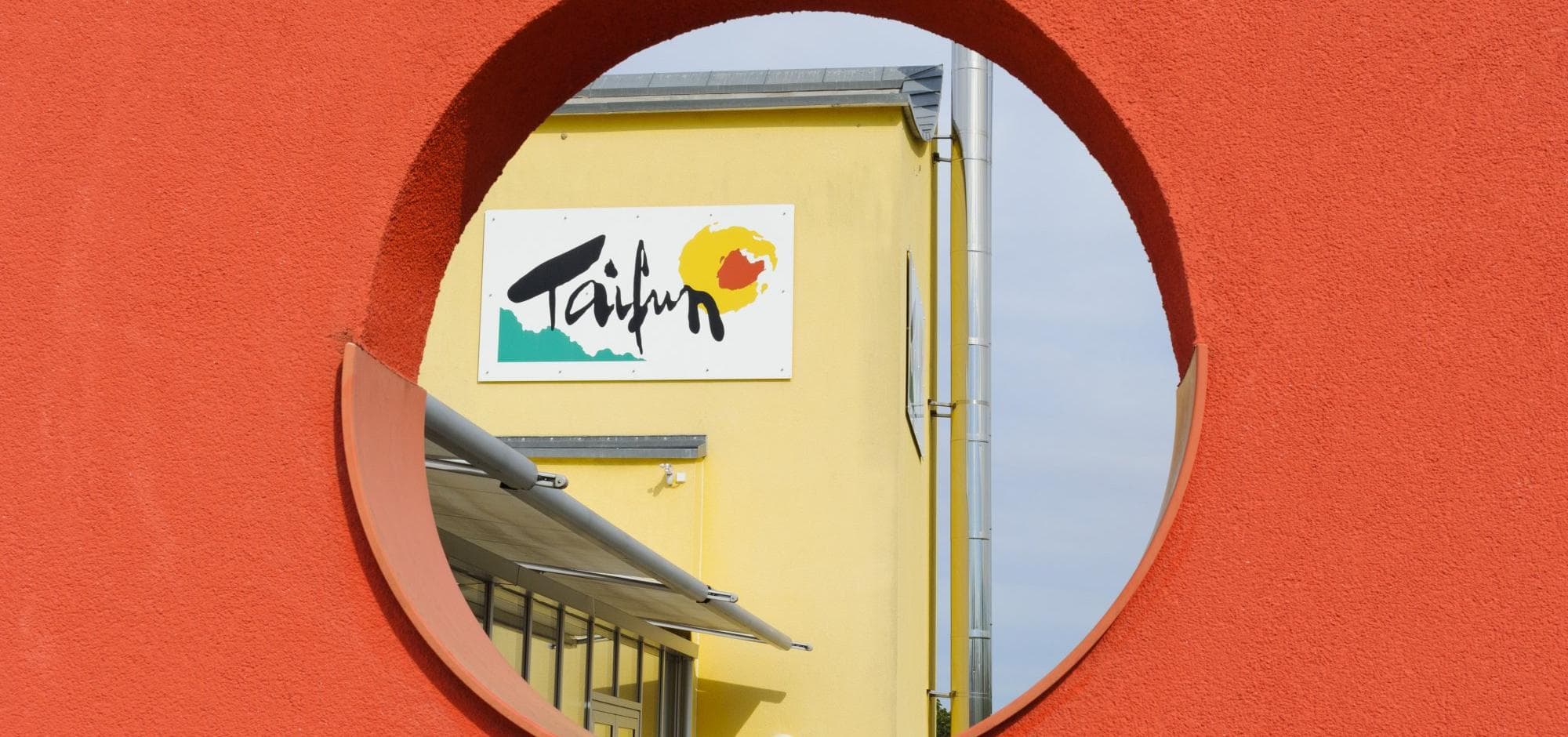 Taifun mit geöffneten Türen