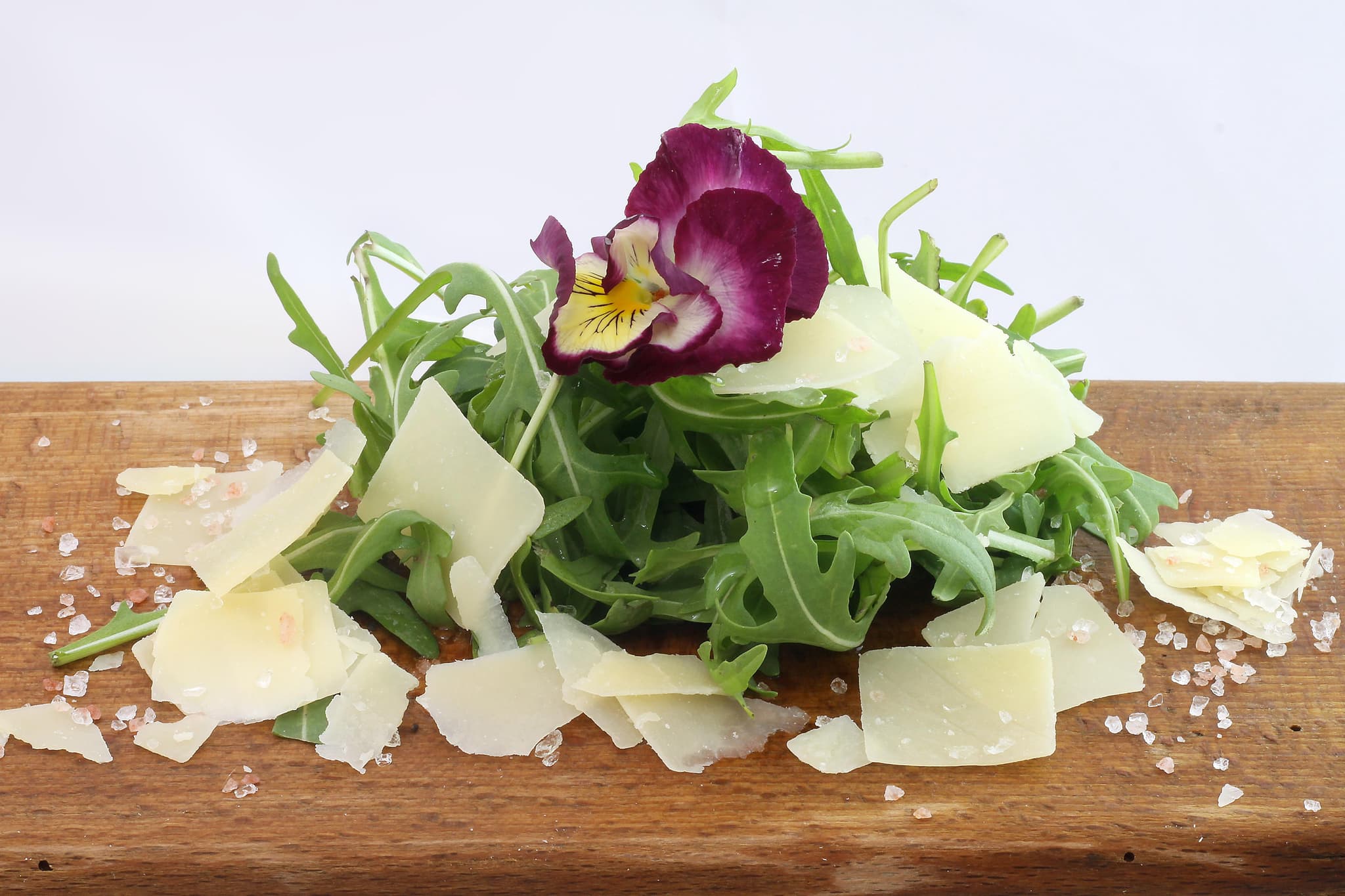Jetzt frisch aus dem Anbau im Freien: Rucola, die Salatrauke