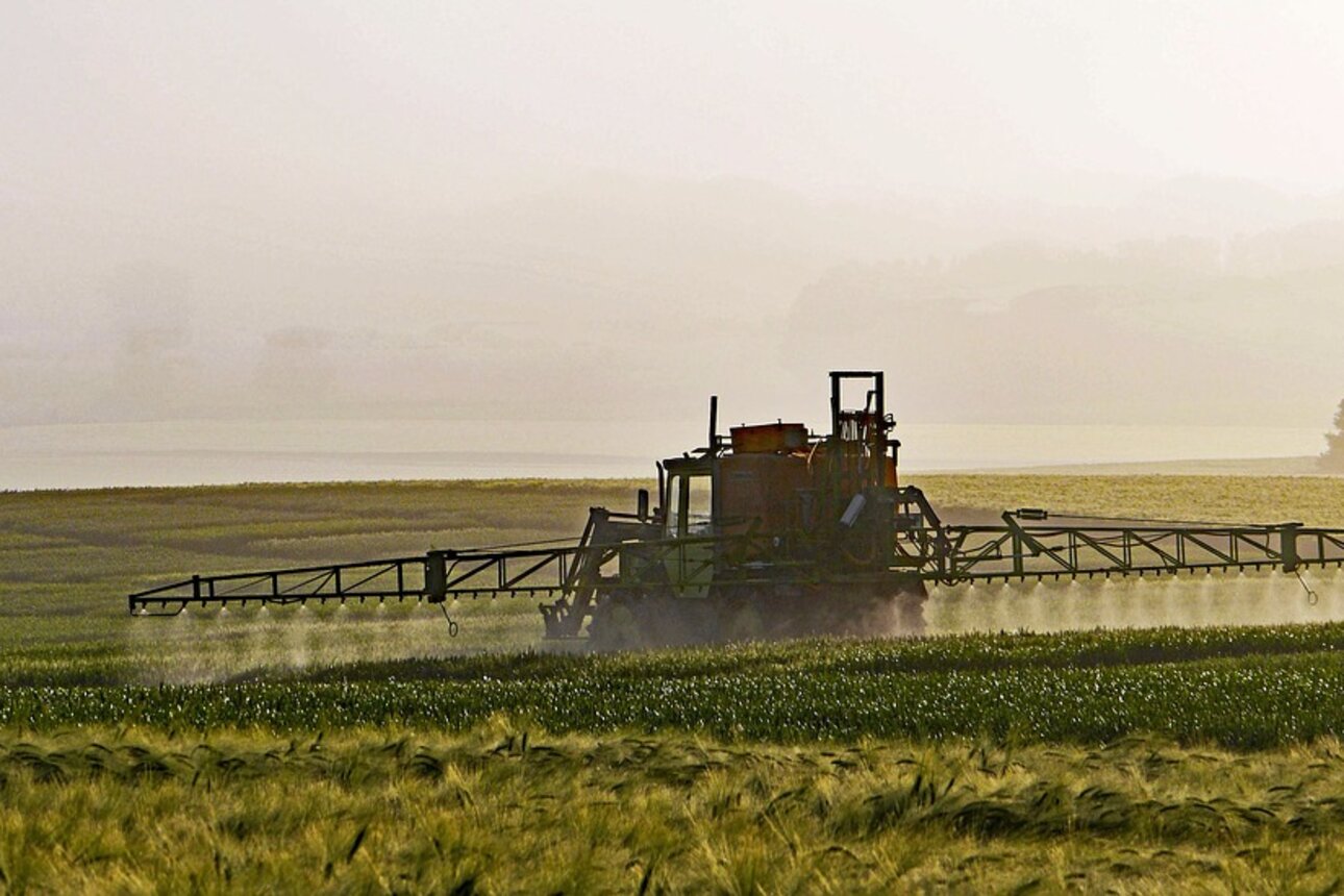 Gift auf den Acker: Die Agrarindustrie steht in der Kritik. Foto: www.pixabay.com