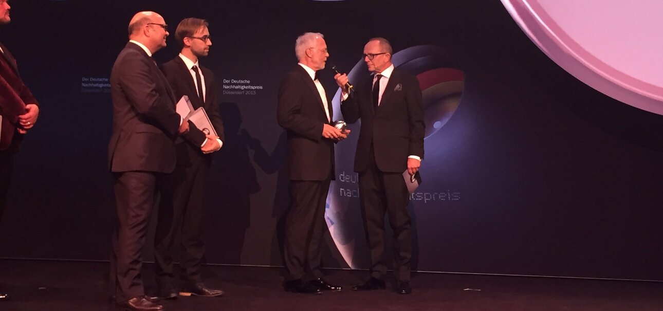 Firmengründer Ulrich Walter nimmt die Auszeichnung auf der Gala des Deutschen Nachhaltigkeitspreises 2015 entgegen.