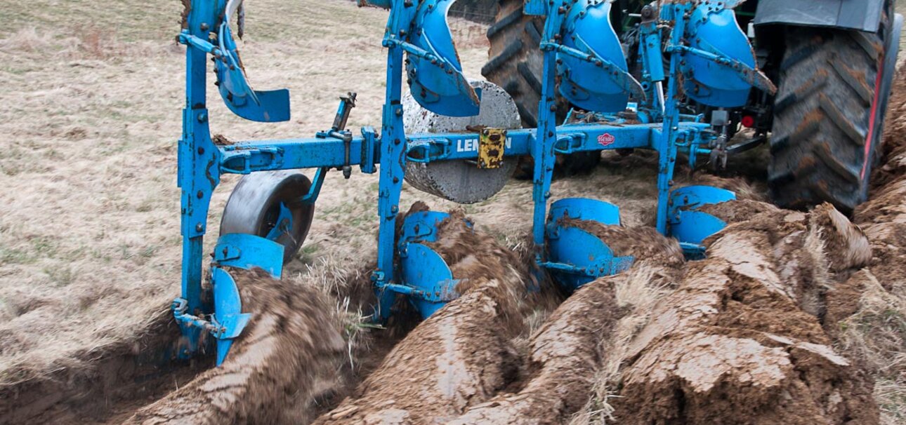 Schwere Traktoren und Bodenbearbeitung strapaziert die Böden