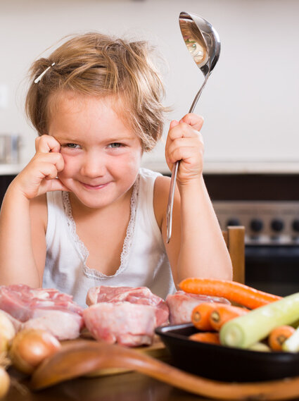 Zuhause lernen Kinder was gesunde Ernährung ist.