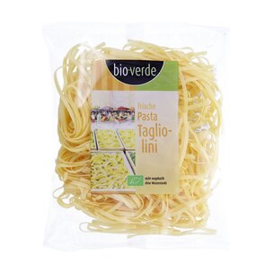 Frische Tagliolini (dünne Bandnudeln)