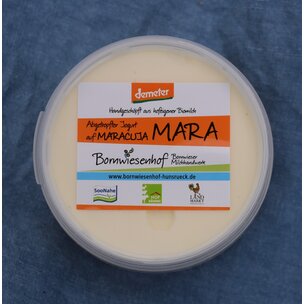 Mara, abgetropfter Jogurt auf Pfirsich-Maracuja, handverschöpft