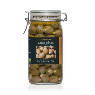 Grüne Oliven gefüllt mit Knoblauch in Kräuteröl