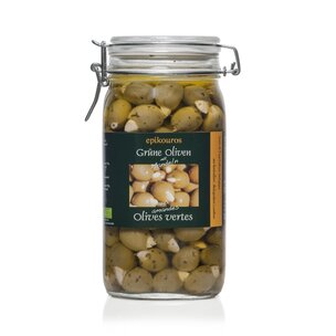 Grüne Oliven gefüllt mit Mandeln in Kräuteröl