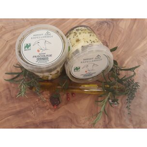 Schaf-Frischkäse in Olivenöl mit Kräutern und Rosa Beeren